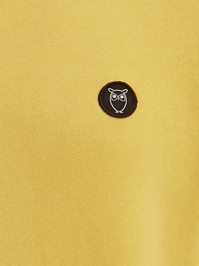 KnowledgeCotton Apparel - YOUNG Badge crew neck sweat Sweats 1429 Misted Yellow