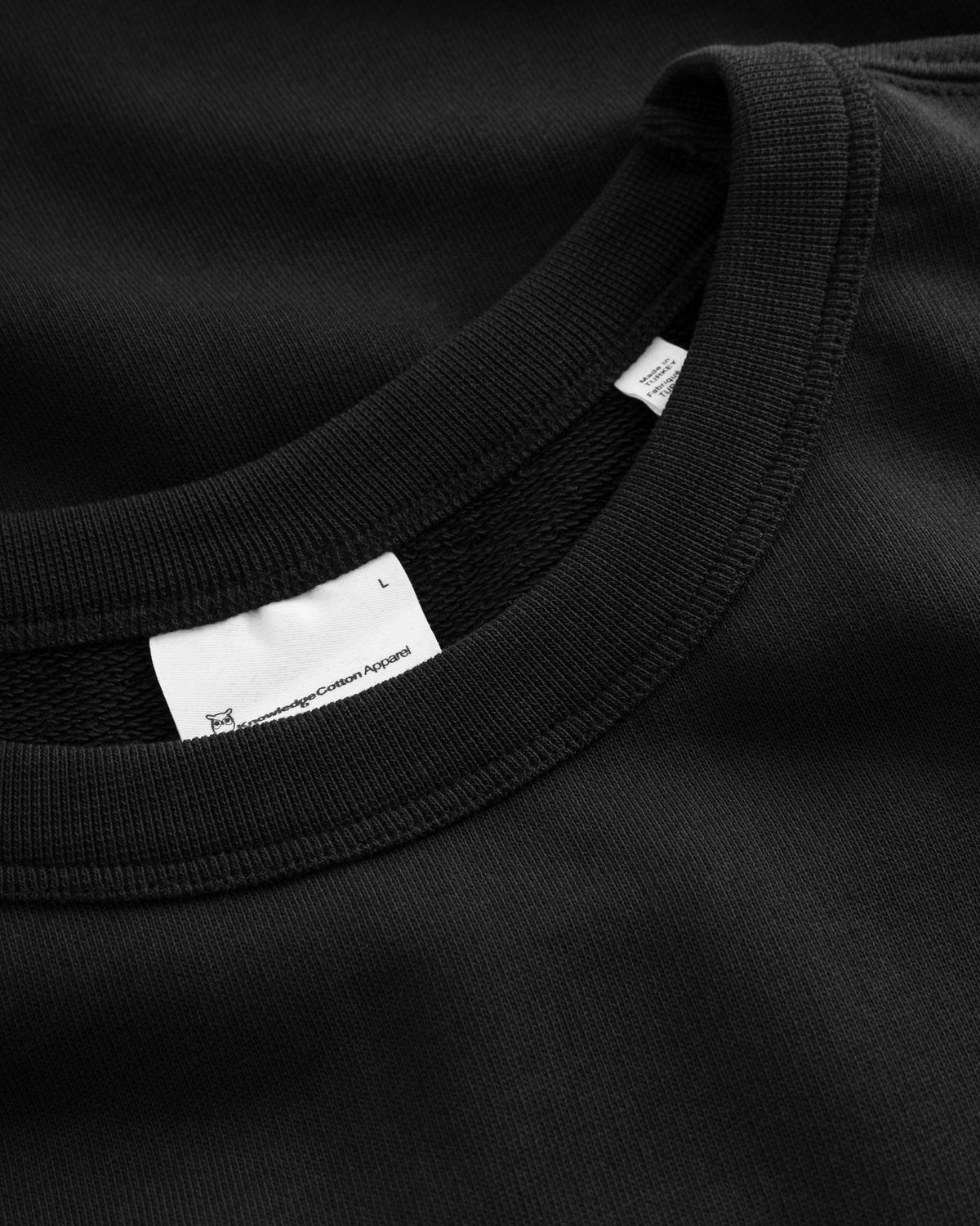 KnowledgeCotton Apparel - MEN Basic badge sweat Sweats 1300 Black Jet