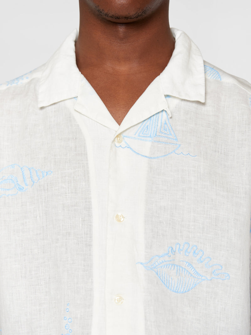 KnowledgeCotton Apparel - MEN Box fit short sleeve shirt with embroidery - GOTS/Vegan Shirts 1387 Egret