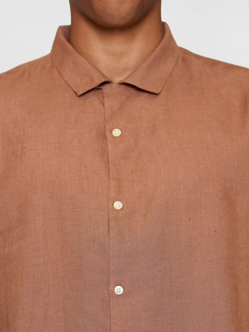 KnowledgeCotton Apparel - MEN Box fit short sleeved linen shirt Shirts 1437 Chocolate Malt