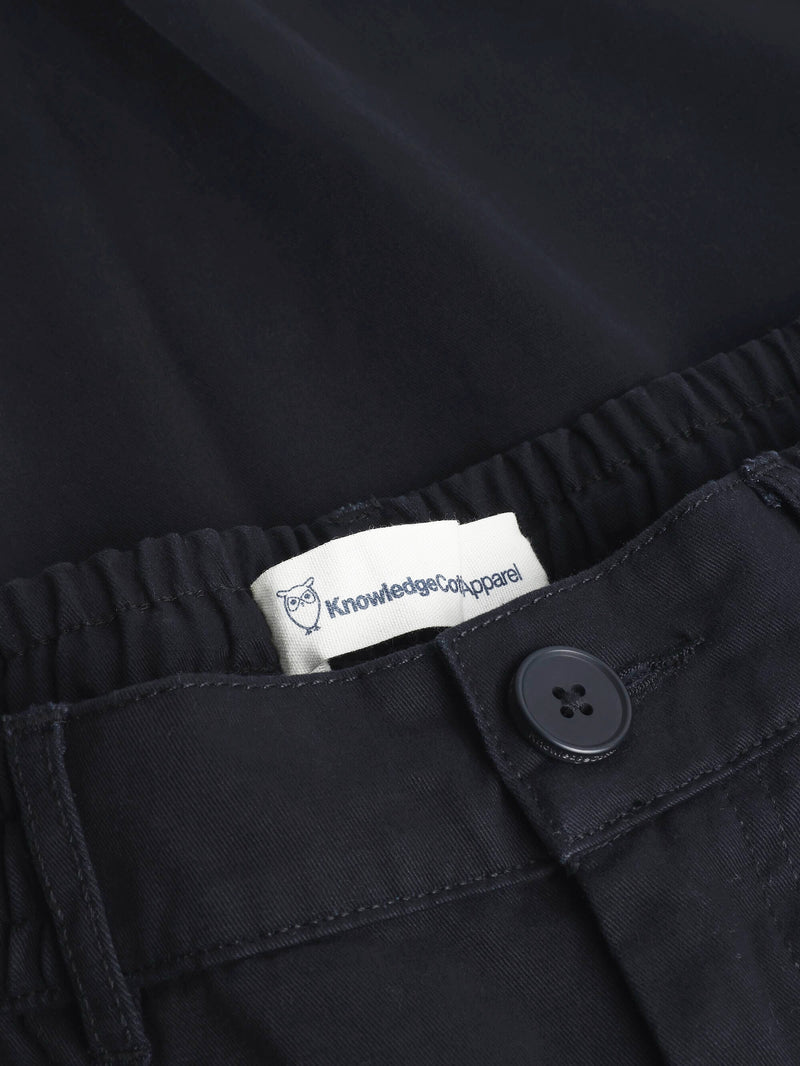 KnowledgeCotton Apparel - WMN CHLOE barrel mid-rise twill chino - GOTS/Vegan Pants 1300 Black Jet