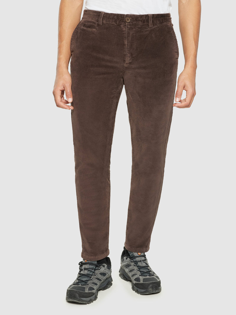 KnowledgeCotton Apparel - MEN CHUCK regular 8-wales corduroy chino pants Pants 1243 Demitasse (brown)