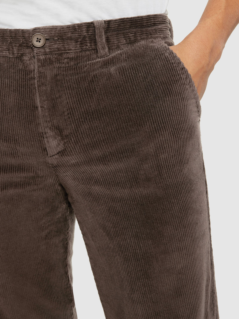 KnowledgeCotton Apparel - MEN CHUCK regular 8-wales corduroy chino pants Pants 1243 Demitasse (brown)