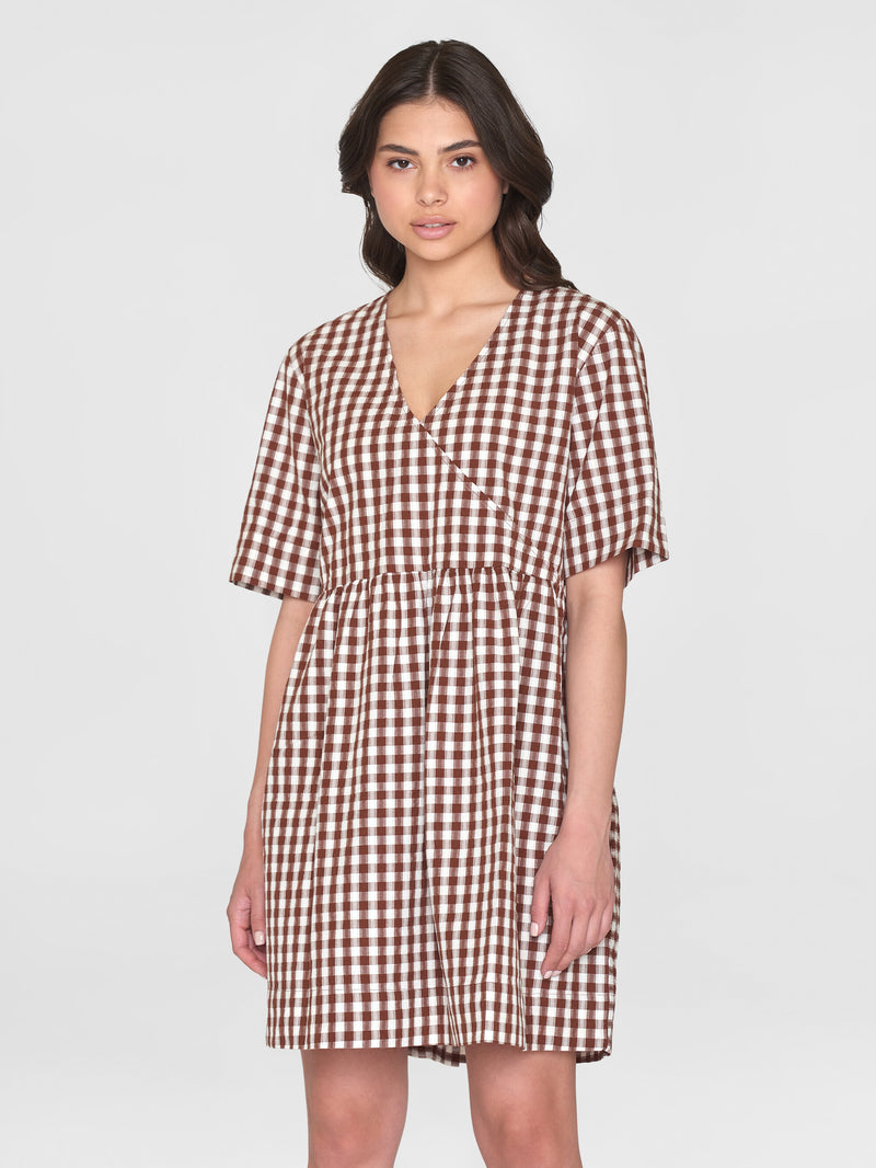 KnowledgeCotton Apparel - WMN Cross over A-shape seersucker checkered dress - GOTS/Vegan Dresses 7026 Brown check