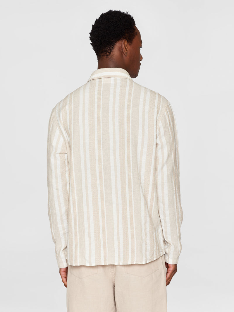 KnowledgeCotton Apparel - MEN Loose jacquard woven striped shirt - GOTS/Vegan Shirts 8030 Beige stripe
