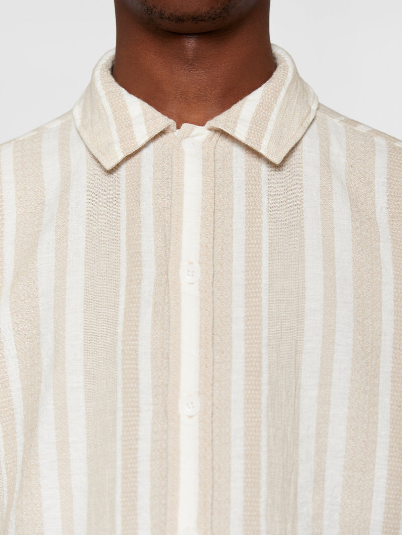 KnowledgeCotton Apparel - MEN Loose jacquard woven striped shirt - GOTS/Vegan Shirts 8030 Beige stripe