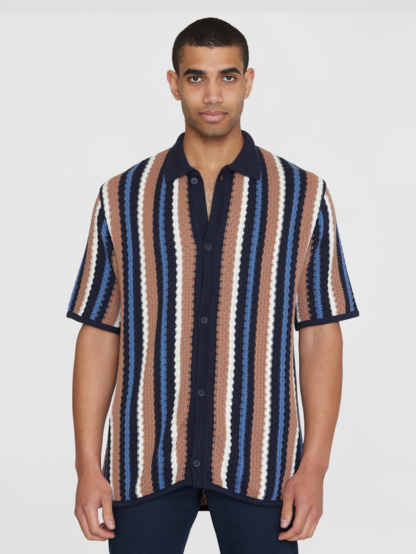KnowledgeCotton Apparel - MEN Loose short sleeve striped knitted shirt - GOTS/Vegan Knits 8021 Blue stripe