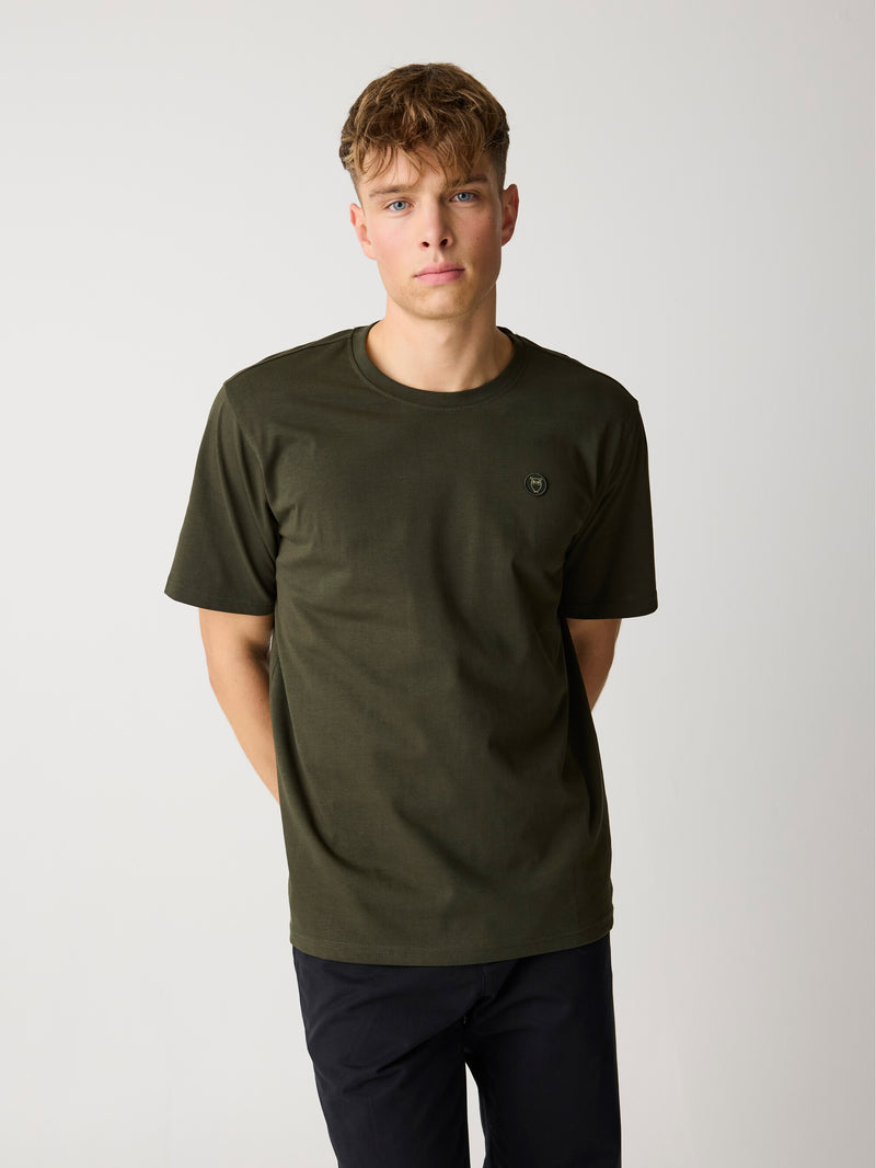 KnowledgeCotton Apparel - MEN Regular fit Badge t-shirt T-shirts 1090 Forrest Night