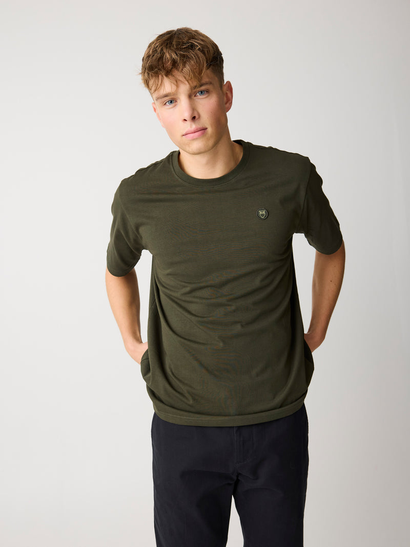 KnowledgeCotton Apparel - MEN Regular fit Badge t-shirt T-shirts 1090 Forrest Night