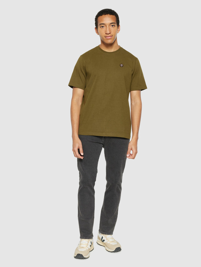 KnowledgeCotton Apparel - MEN Regular fit Badge t-shirt T-shirts 1100 Dark Olive