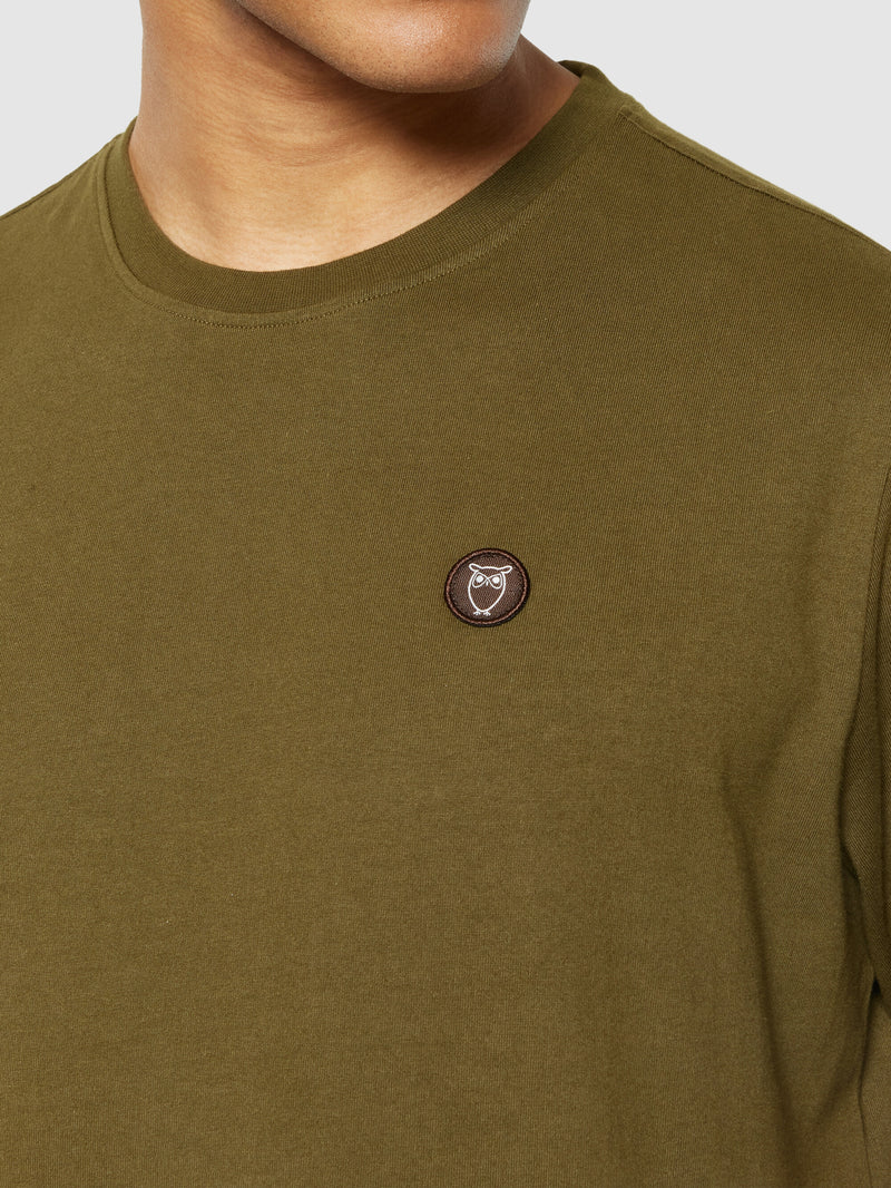 KnowledgeCotton Apparel - MEN Regular fit Badge t-shirt T-shirts 1100 Dark Olive