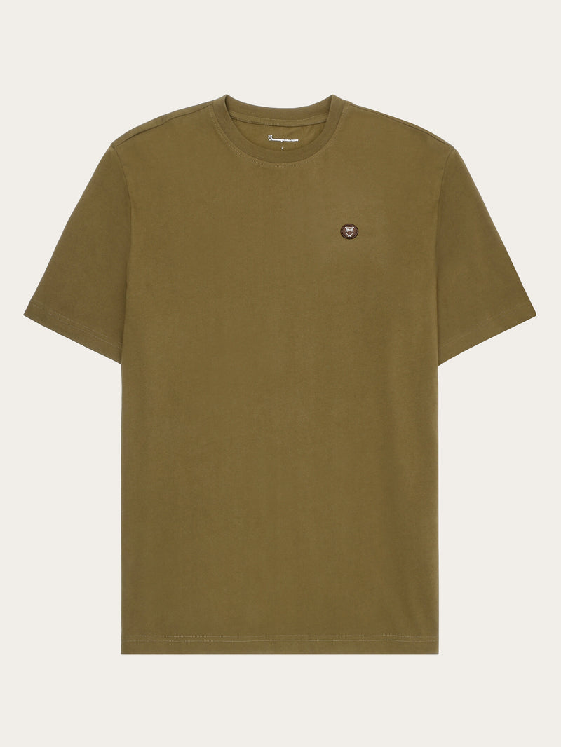 KnowledgeCotton Apparel - MEN Regular fit Badge t-shirt T-shirts 1100 Dark Olive