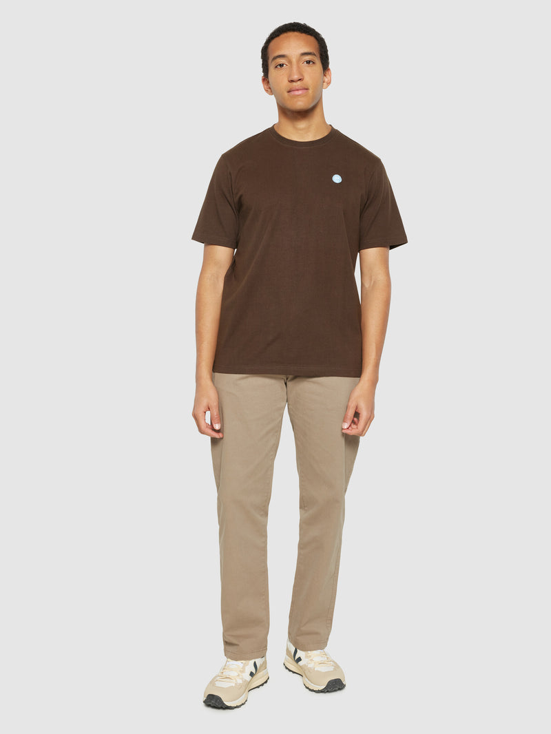 KnowledgeCotton Apparel - MEN Regular fit Badge t-shirt T-shirts 1243 Demitasse (brown)