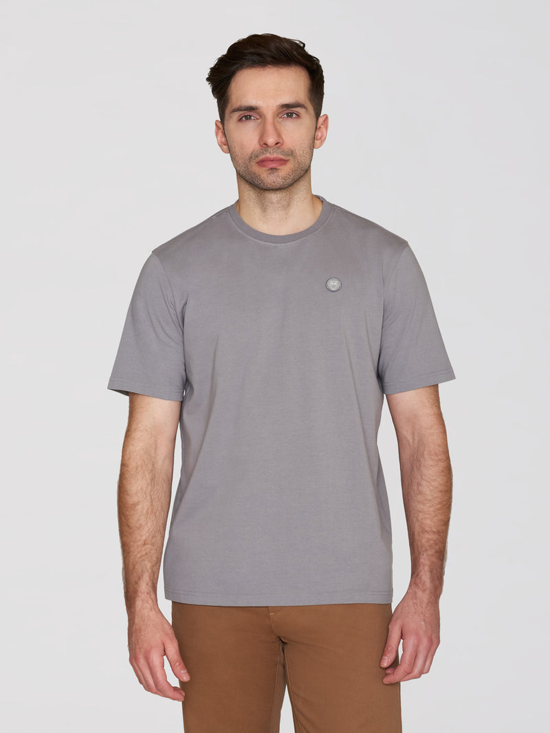 KnowledgeCotton Apparel - MEN Regular fit Badge t-shirt T-shirts 1401 Sharkskin