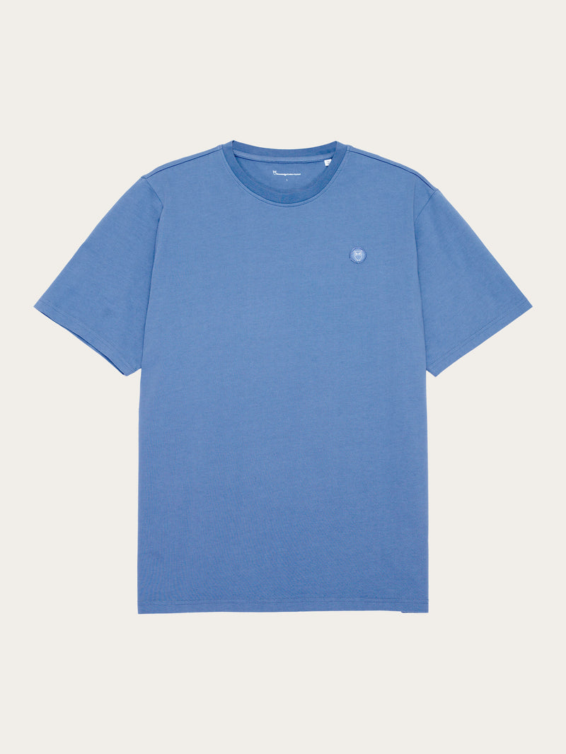 KnowledgeCotton Apparel - MEN Regular fit Badge t-shirt T-shirts 1427 Coronet Blue
