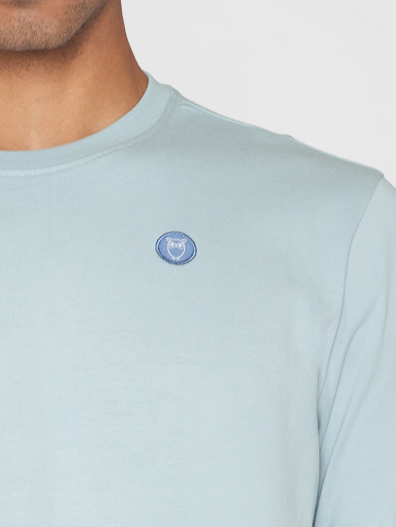 KnowledgeCotton Apparel - MEN Regular fit Badge t-shirt T-shirts 1436 Gray Mist
