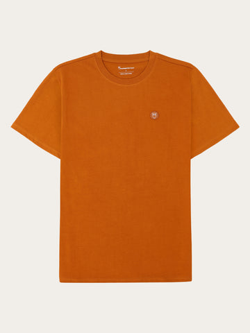 KnowledgeCotton Apparel - MEN Regular fit Badge t-shirt T-shirts 1485 Pumpkin Spice
