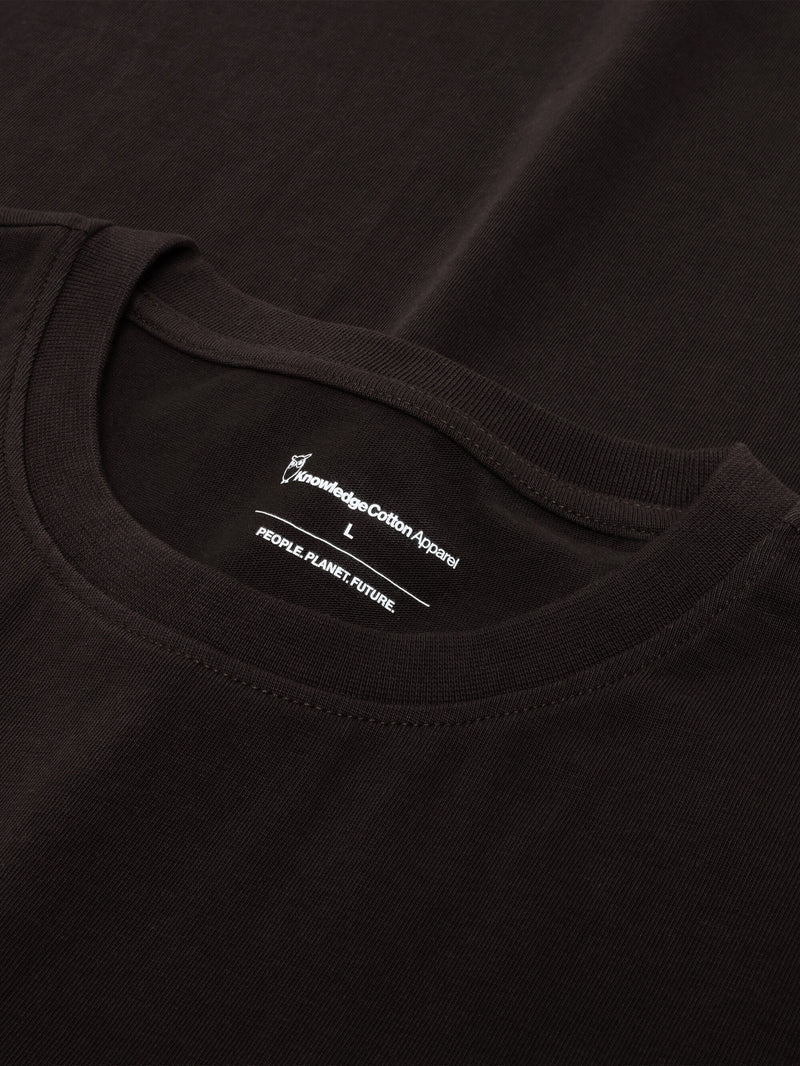 KnowledgeCotton Apparel - MEN Regular fit Badge t-shirt T-shirts 1487 Chocolate Torte
