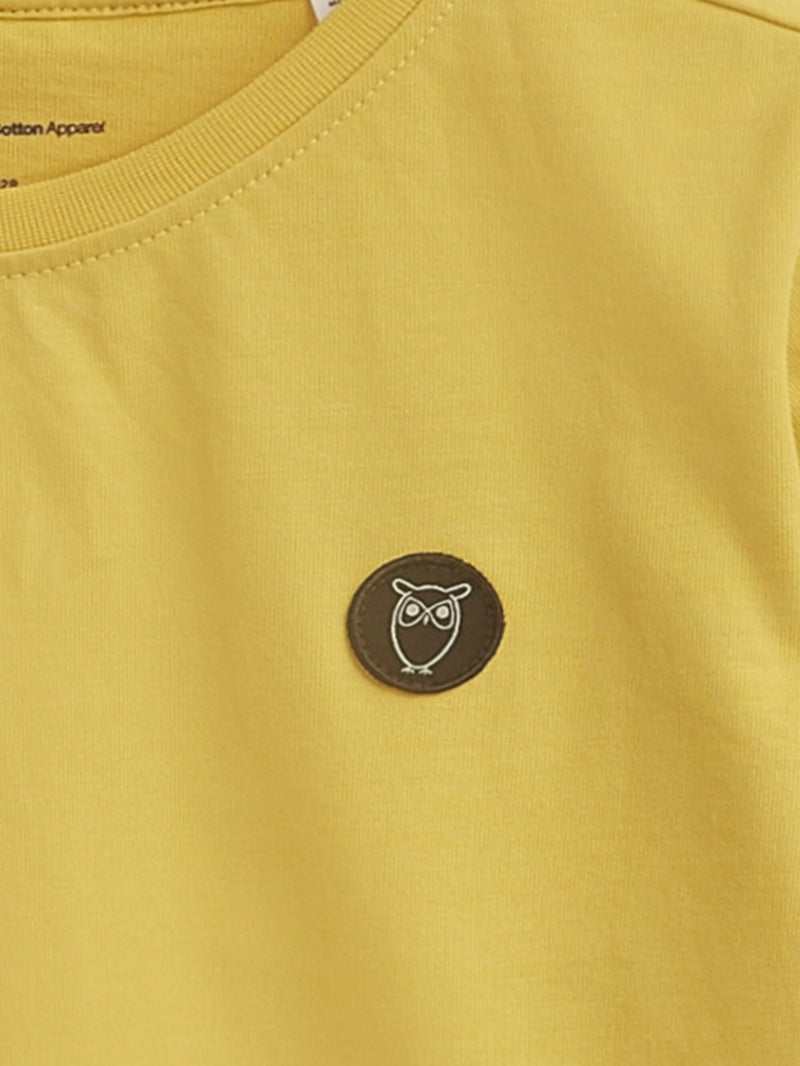 KnowledgeCotton Apparel - YOUNG Regular fit badge t-shirt T-shirts 1429 Misted Yellow