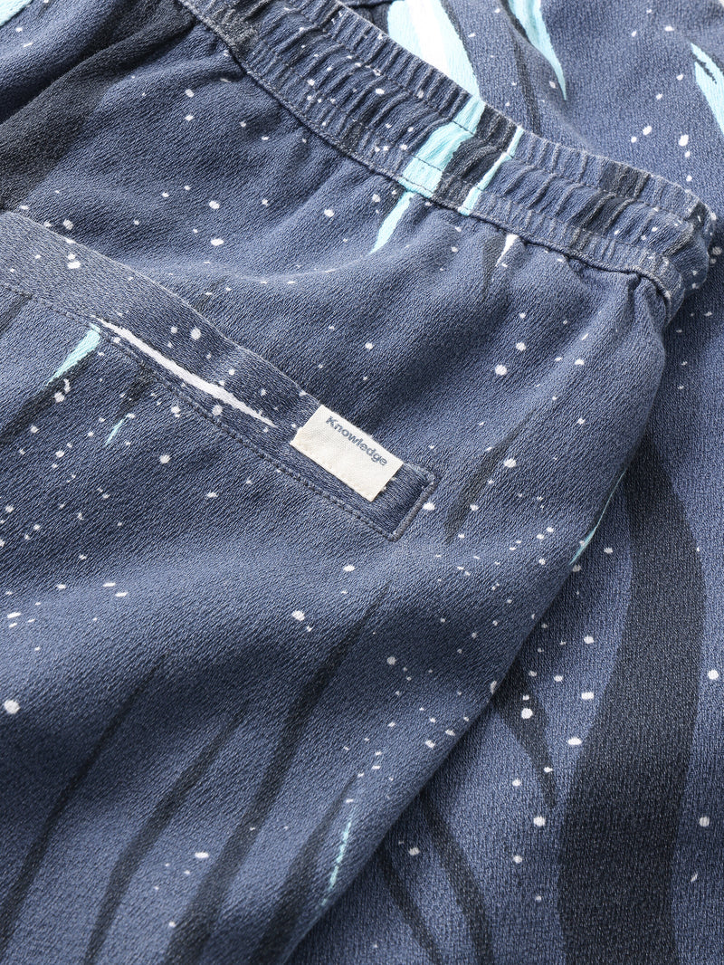KnowledgeCotton Apparel - MEN Shorts Northern Lights aop - GOTS/Vegan Shorts 9921 Blue