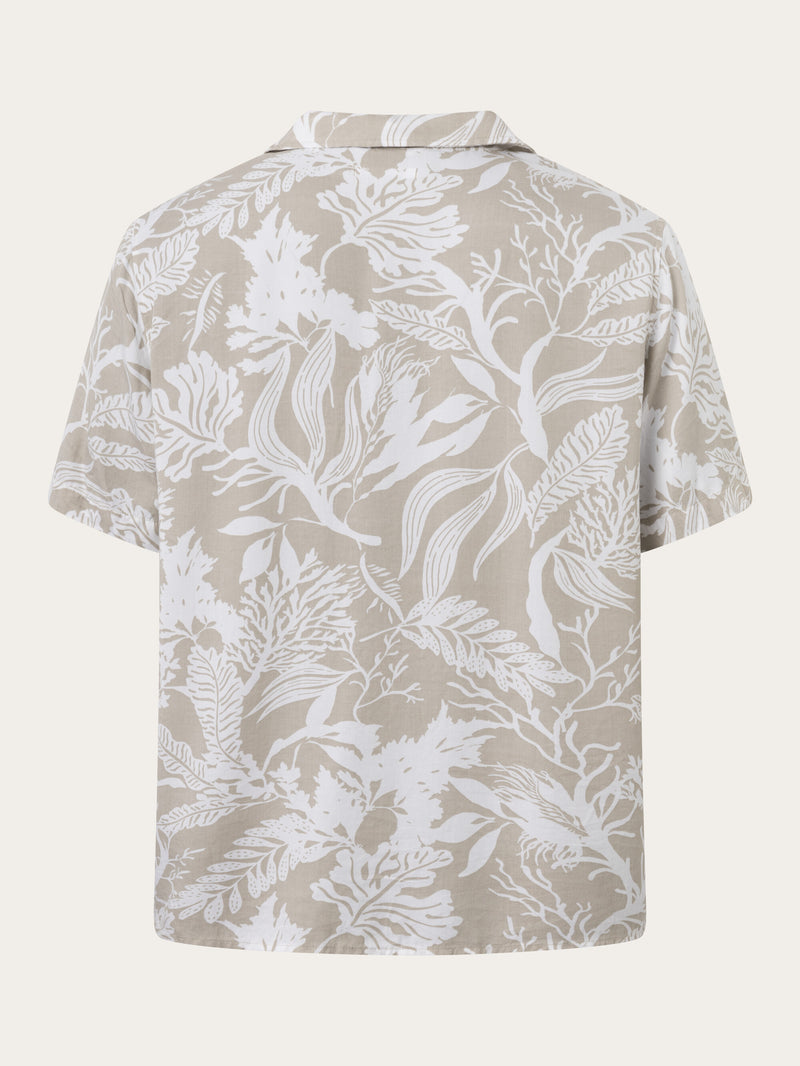 KnowledgeCotton Apparel - MEN SS poplin AOP Tencel™ seabreeze box fit shirt Shirts 1228 Light feather gray